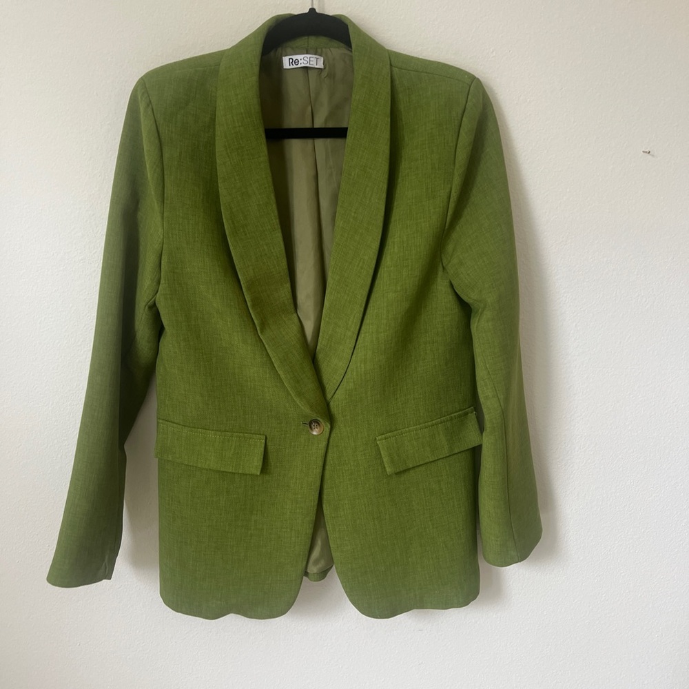 Lightweight mossy blazer with functional front pockets